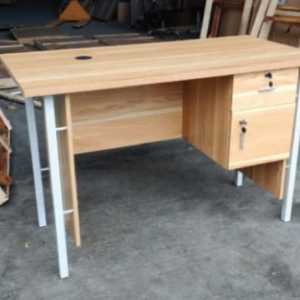 Meja Kantor Rangka Besi Putih