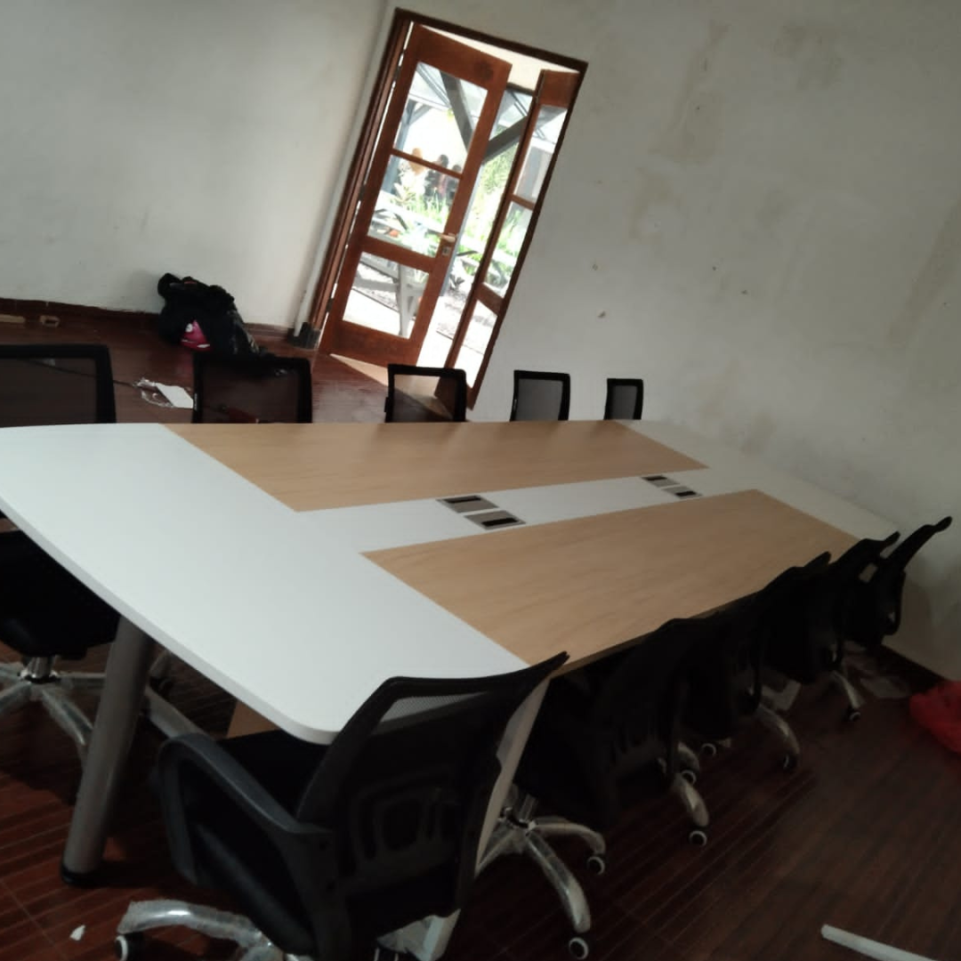 Meja Meeting Uno