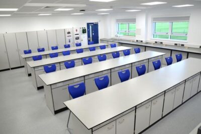 meja laboratorium