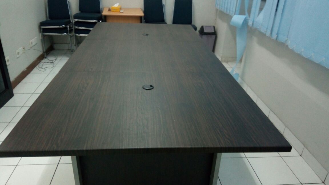 Meja rapat orbitrend