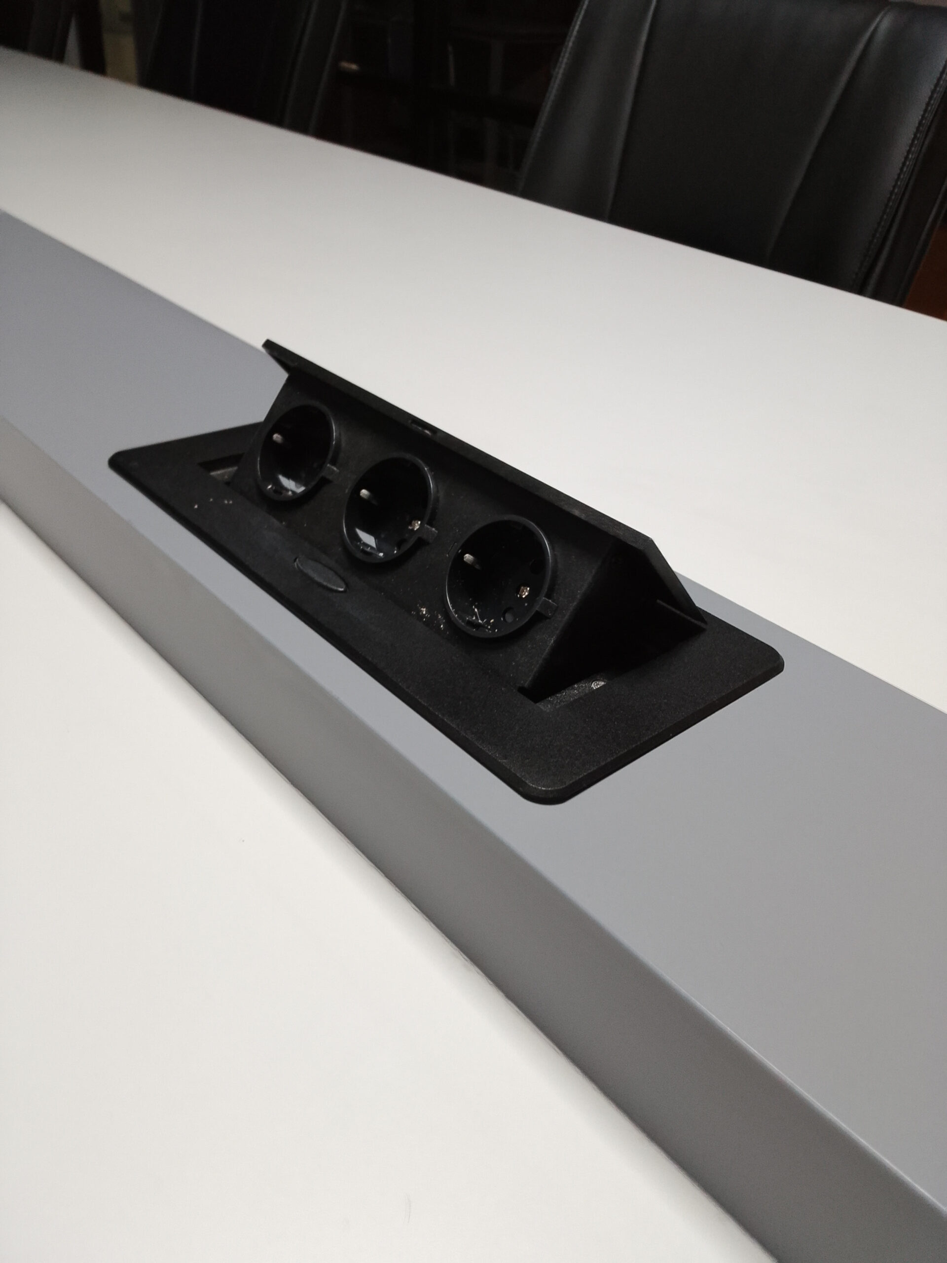 adanya colokan listrik meja meeting